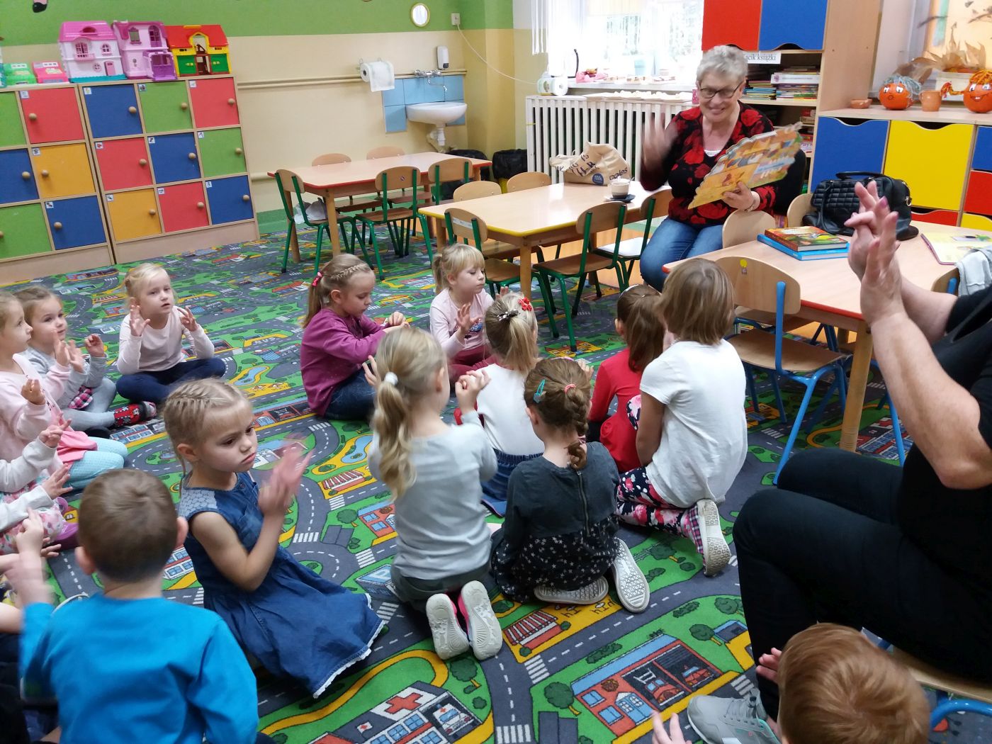 Czytanie bajek w przedszkolu w Rzgowie